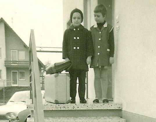 mit Koffer und Tasche vor der Verschickung 1967